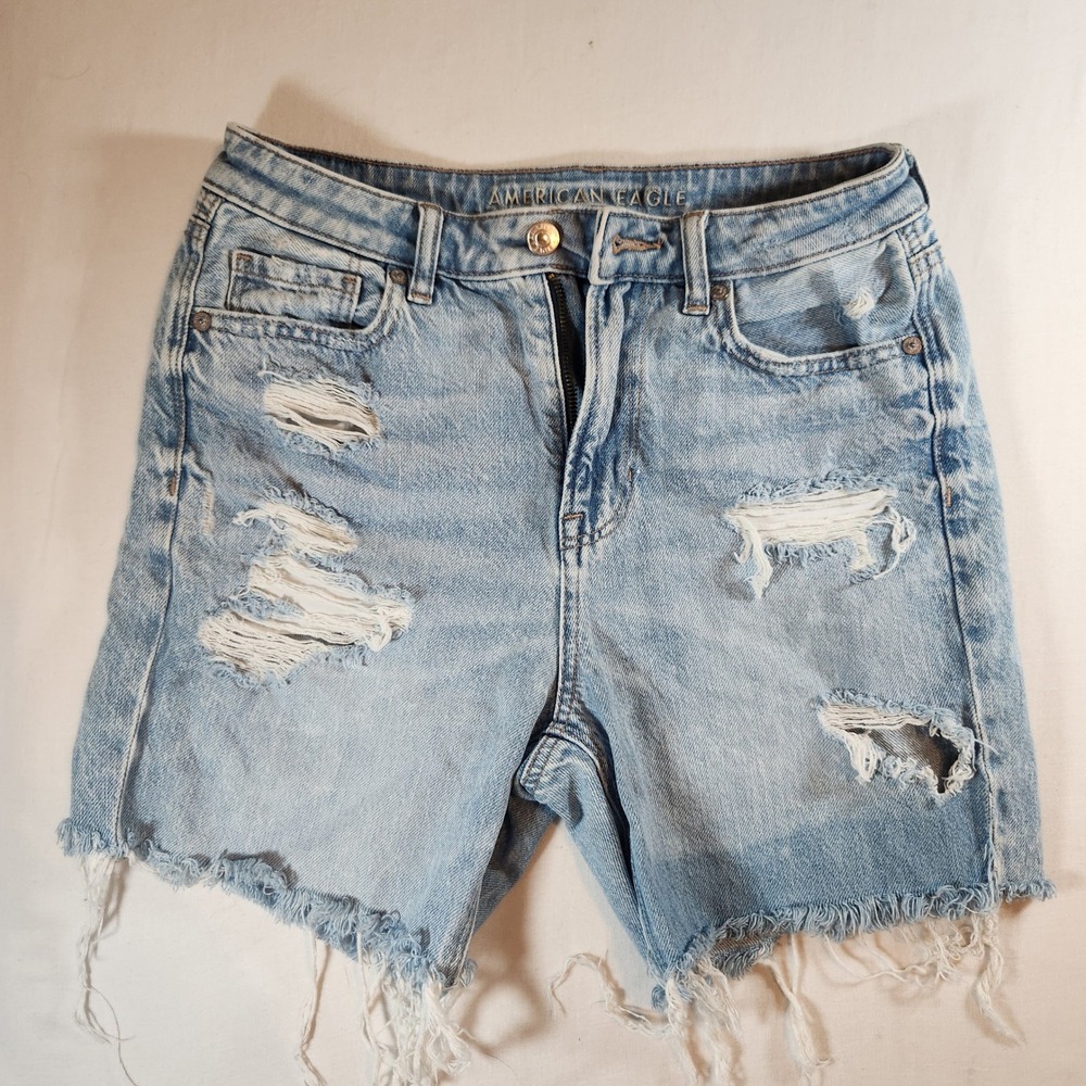 American Eagle Mom Jean Shorts Light Wash Distressed Frayed Hem Size 4 Short